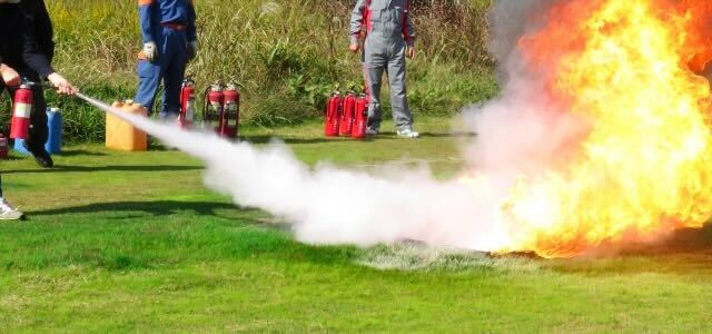 消火訓練で消火器を噴射している様子